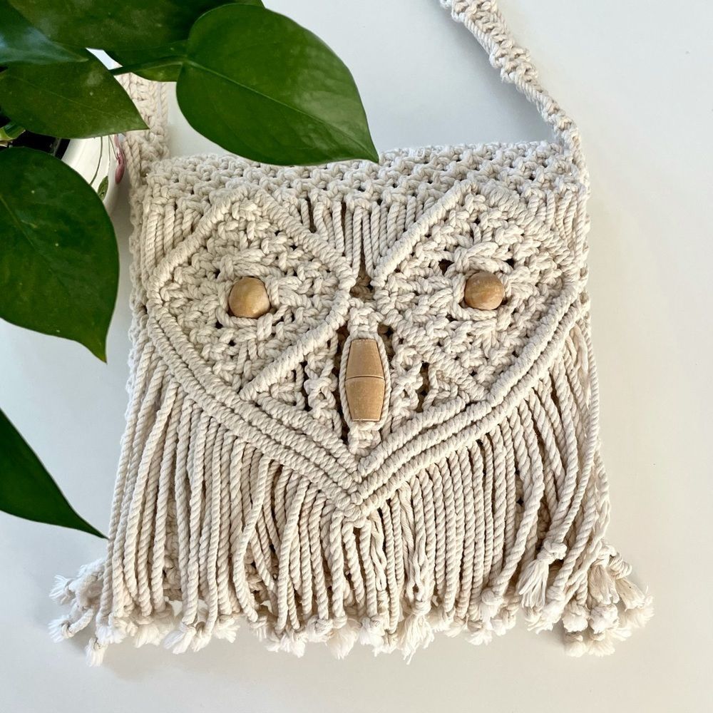 Vintage OWL Macrame Woven Shoulder Bag, Natural Off White, Wood Bead Acc…